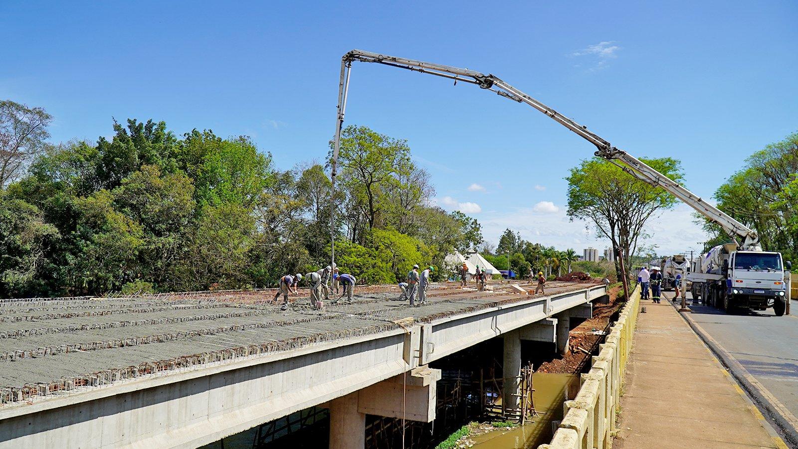 Construção da ponte na Avenida Brasil  avança e via será interditada na segunda-feira, 3