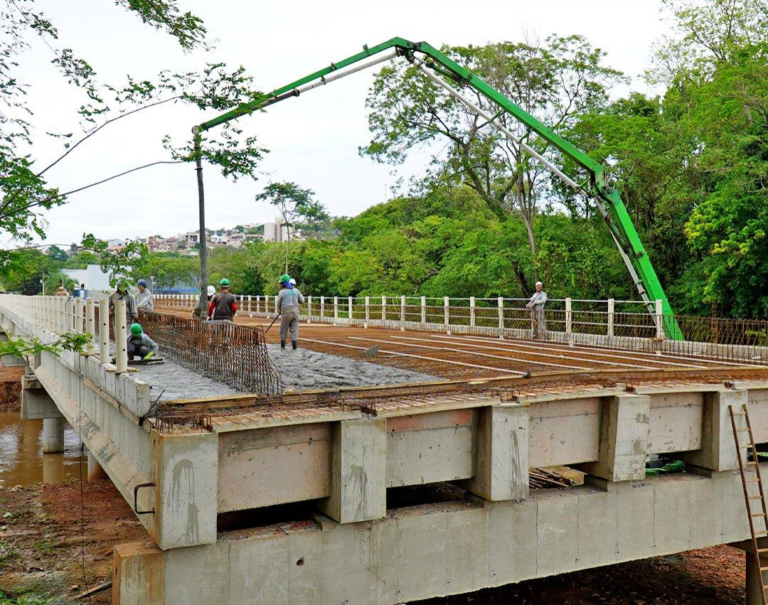Iniciados os serviços de concretagem da laje estrutural da nova ponte da Avenida Brasil