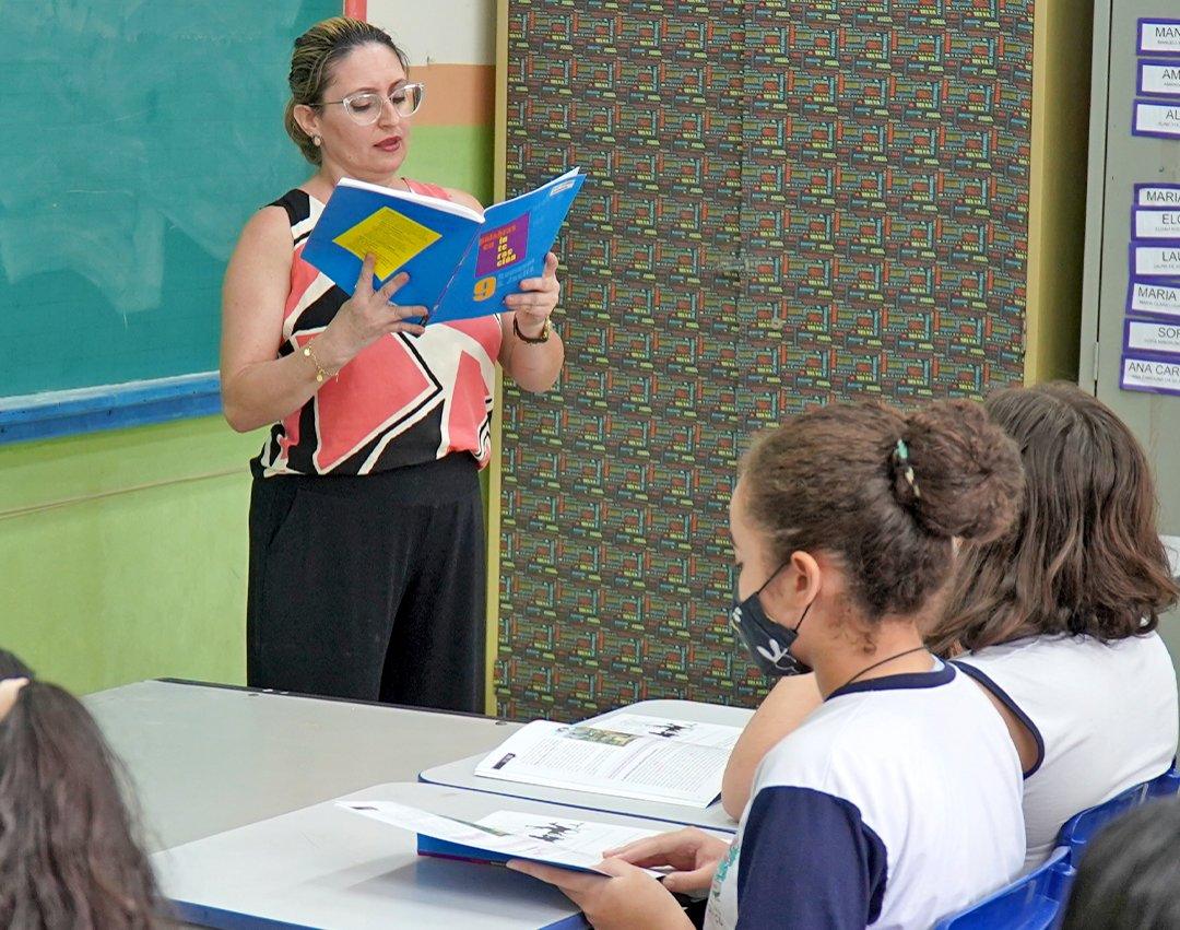 Educação adquire livros de Espanhol pela primeira vez para alunos do ensino fundamental II