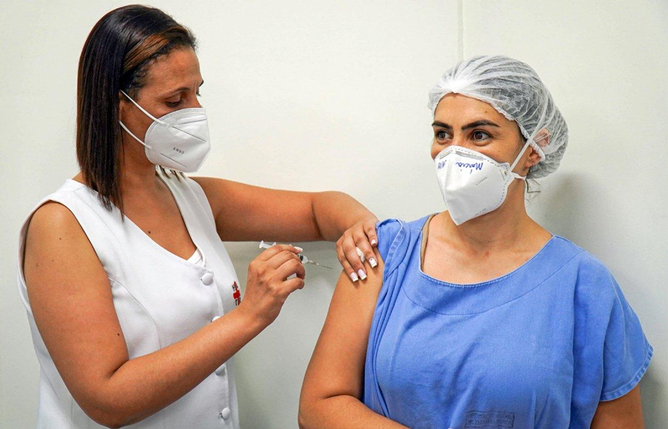 Mogi Guaçu vacina saúde no sábado e avança para idosos com mais 90 a partir de segunda
