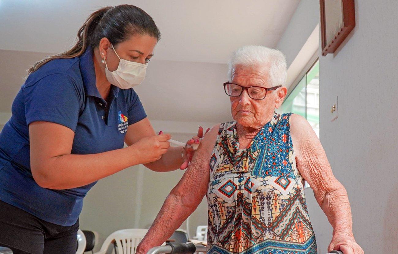 Saúde inicia imunização de idosos com mais de 85 anos na próxima segunda