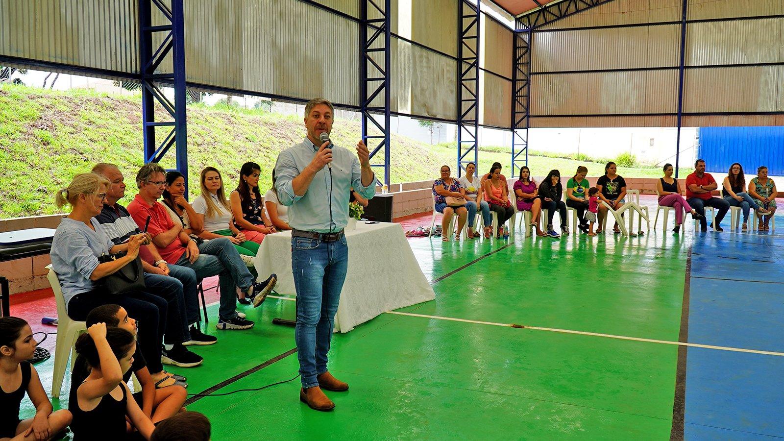 Prefeito visita EMEF Adirce Cenedeze Caveanha e acompanha as melhorias feitas no prédio escolar