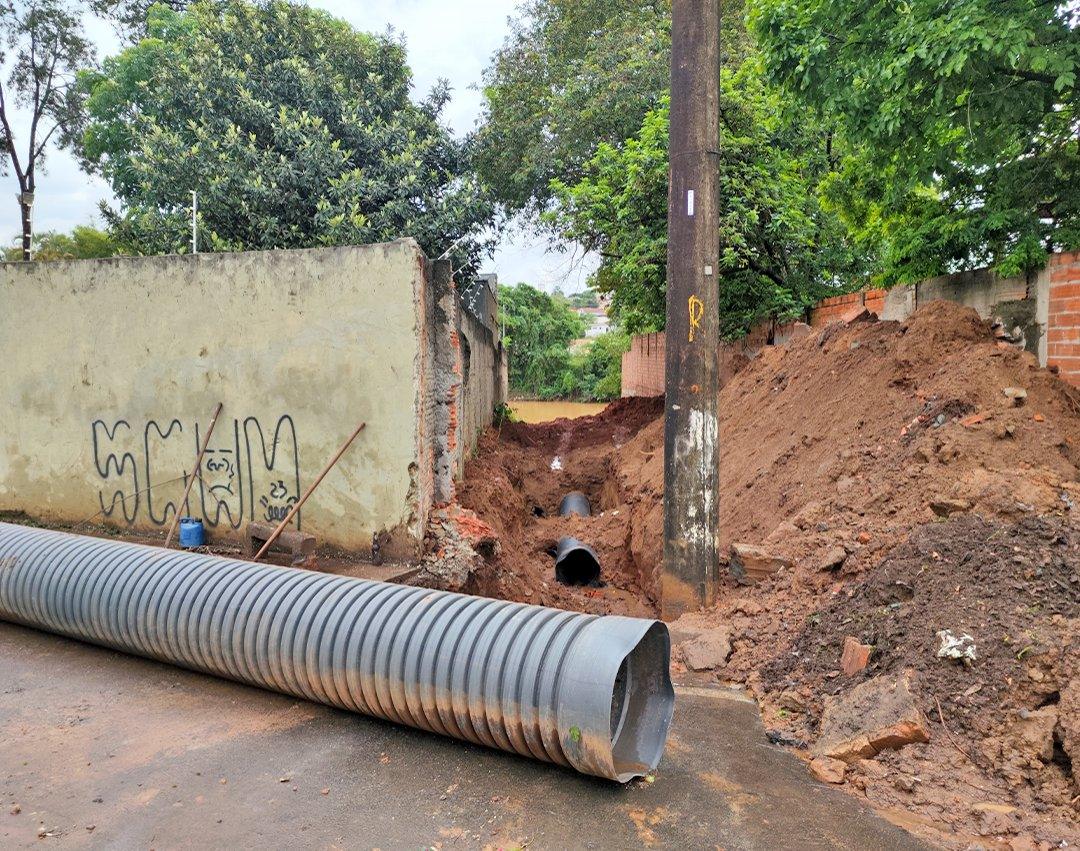 Prefeitura executa troca de tubulação de águas pluviais em viela sanitária na Vila Paraíso