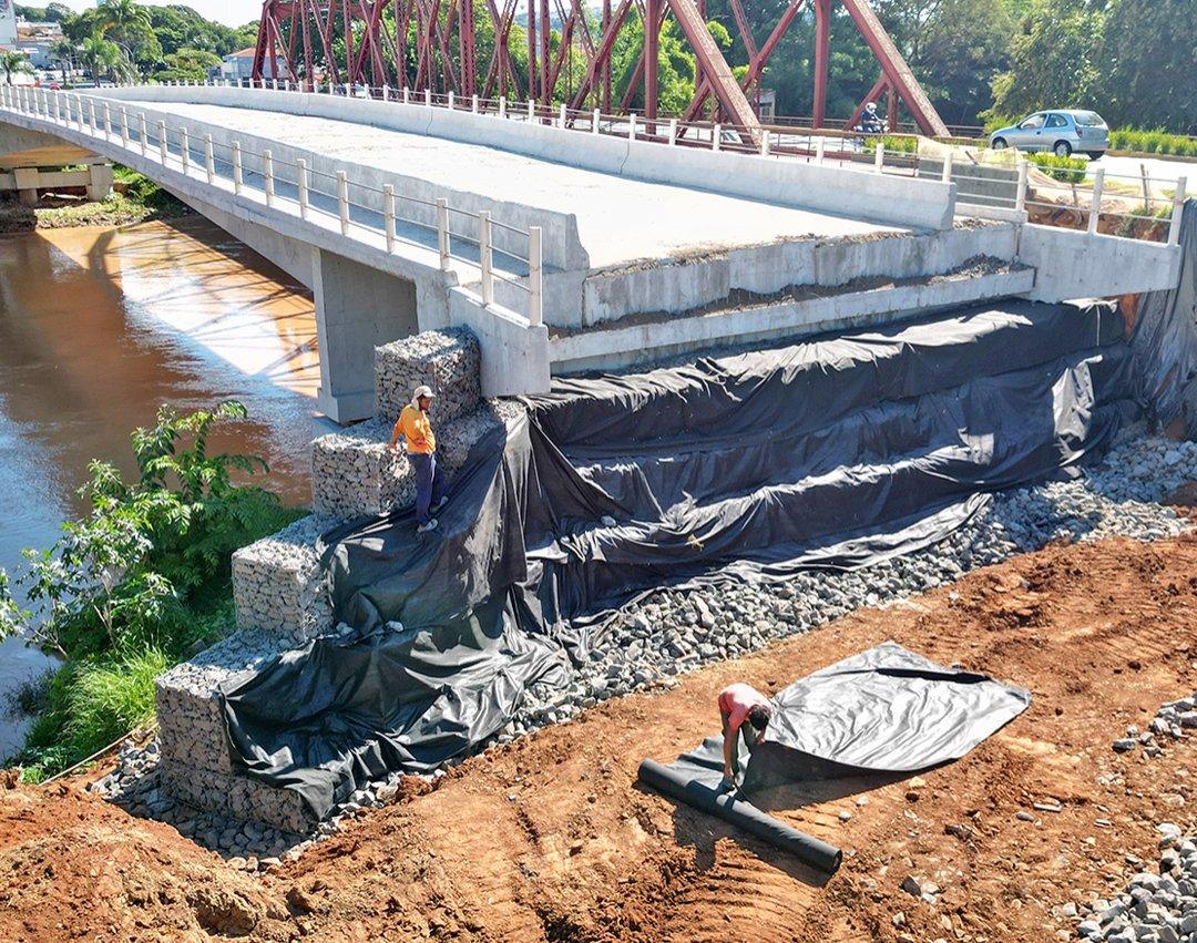 Margem direita da nova ponte da Trabalhadores recebe estrutura de muro de gabiões