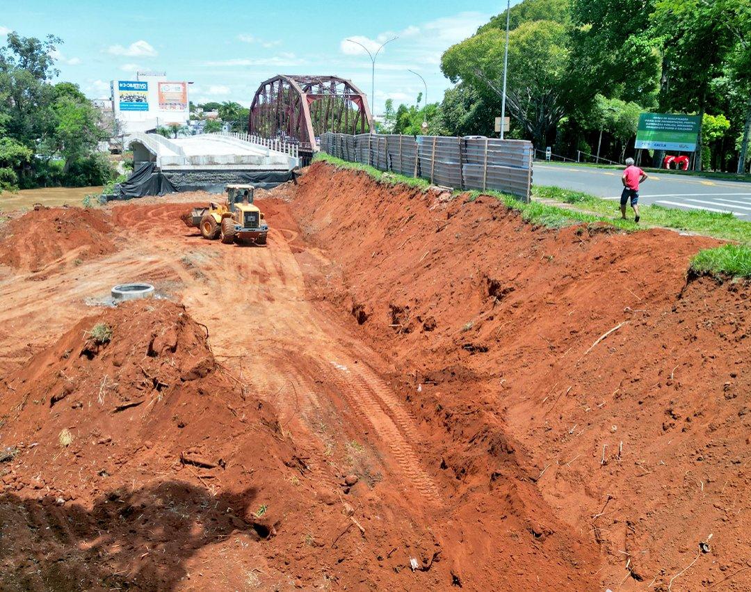 Serviços são realizados nas margens direita e esquerda da nova ponte da Trabalhadores
