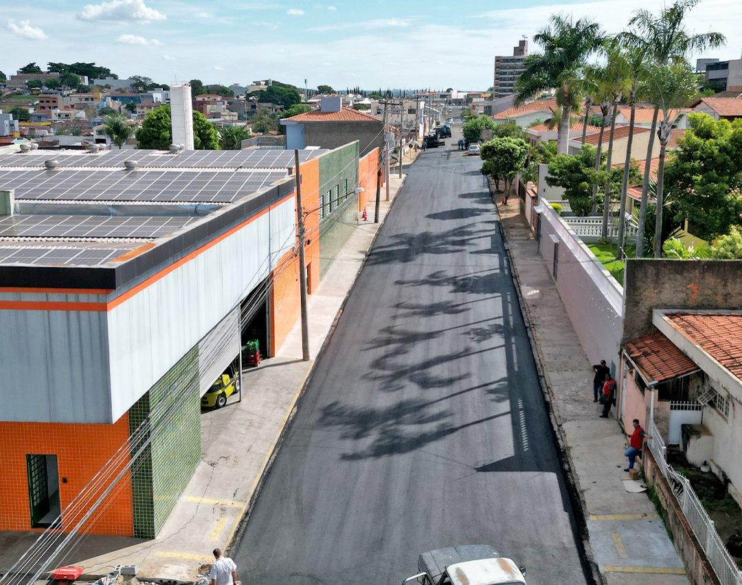 Rua Antônio Emanuel Miachon recebe novo asfalto e rampas de acessibilidade