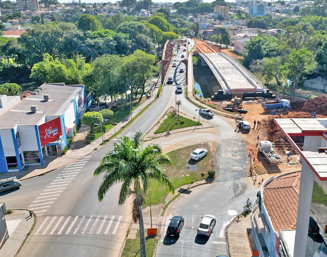 Trânsito sofre alteração na Avenida dos Trabalhadores para continuidade de obras do novo emissário do SAMAE