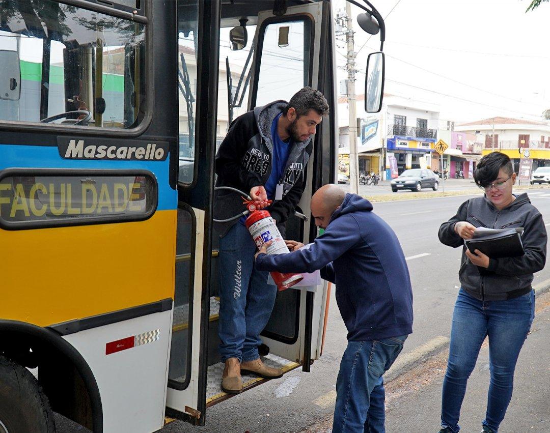 Vans e ônibus de transporte escolar passam por vistoria na Secretaria da Educação 