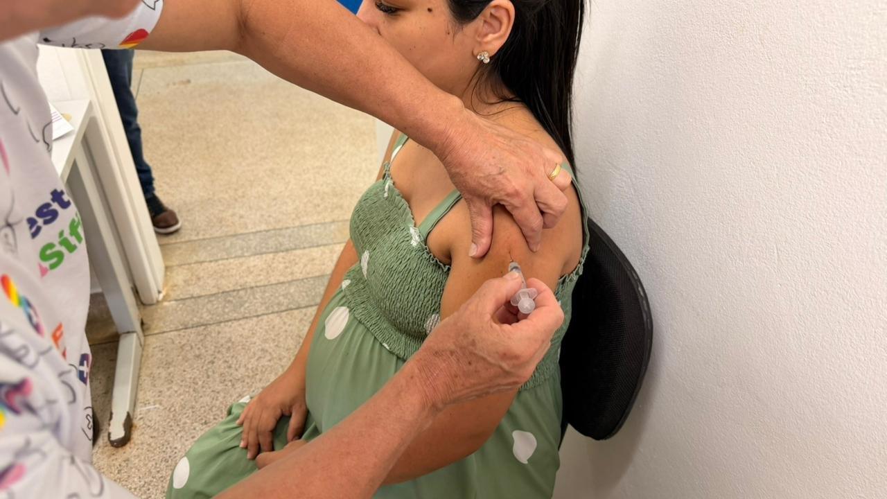 130 gestantes recebem vacina contra bronquiolite nos quatro primeiros dias da campanha nacional 
