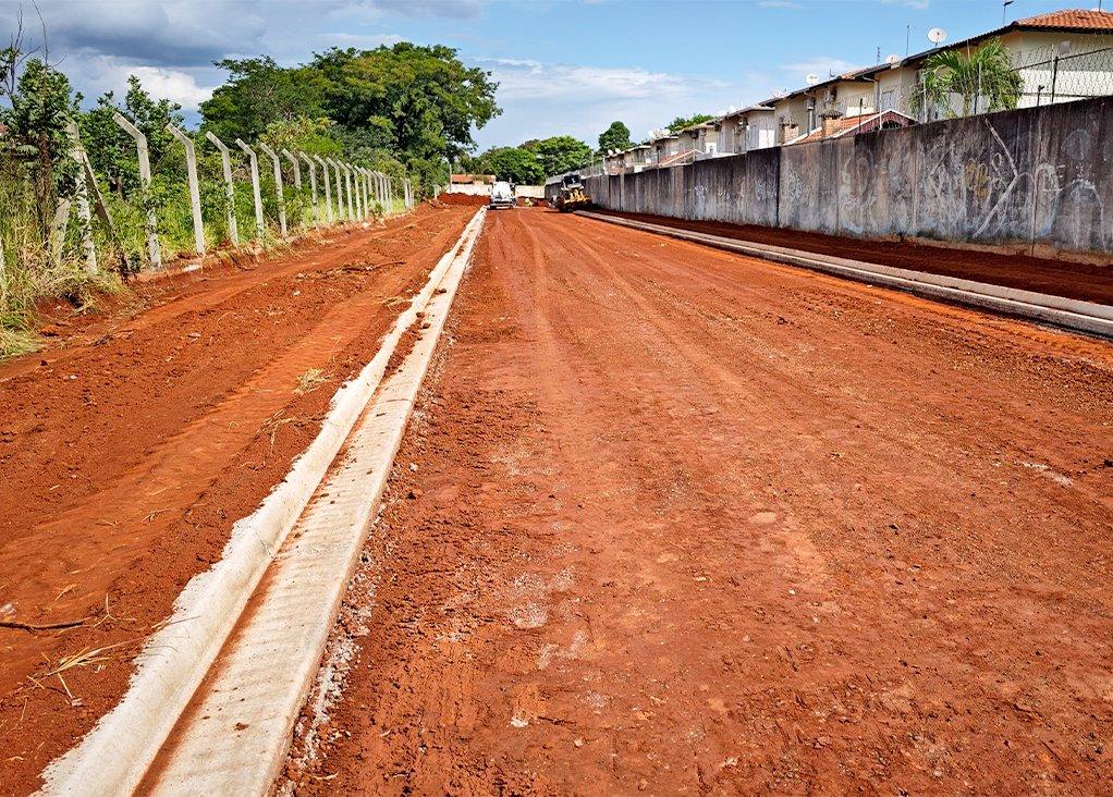 Rua Francisco Nascimento Ferraz, no Jardim Novo I, recebe guias e galeria de águas pluviais