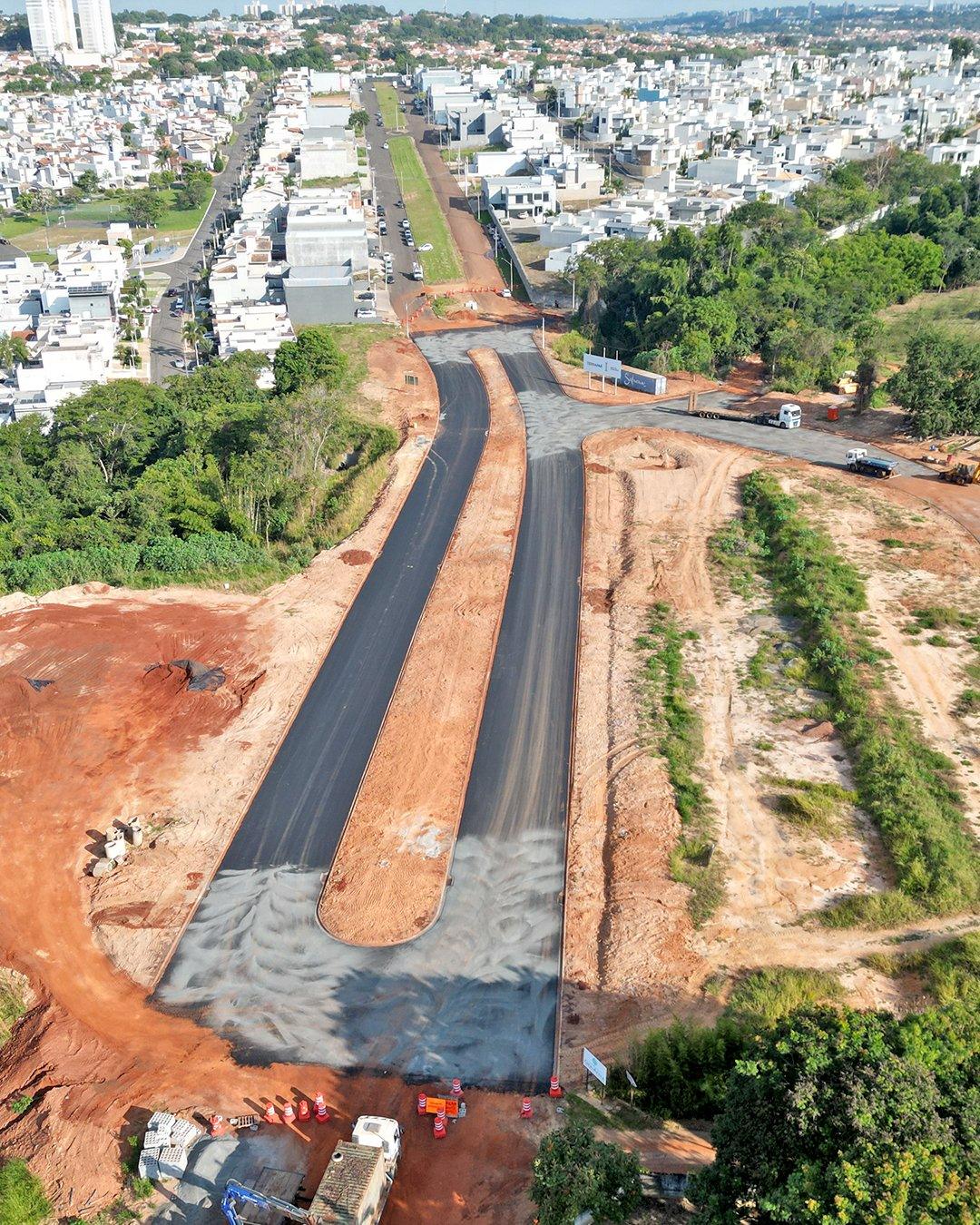 Prolongamento da Avenida Brasil avança com pavimentação asfáltica 