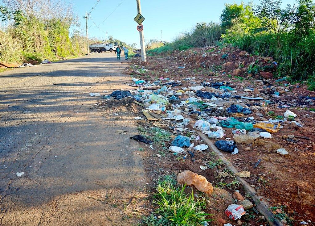 Equipes da Prefeitura voltam a limpar estrada municipal e situação chama atenção       