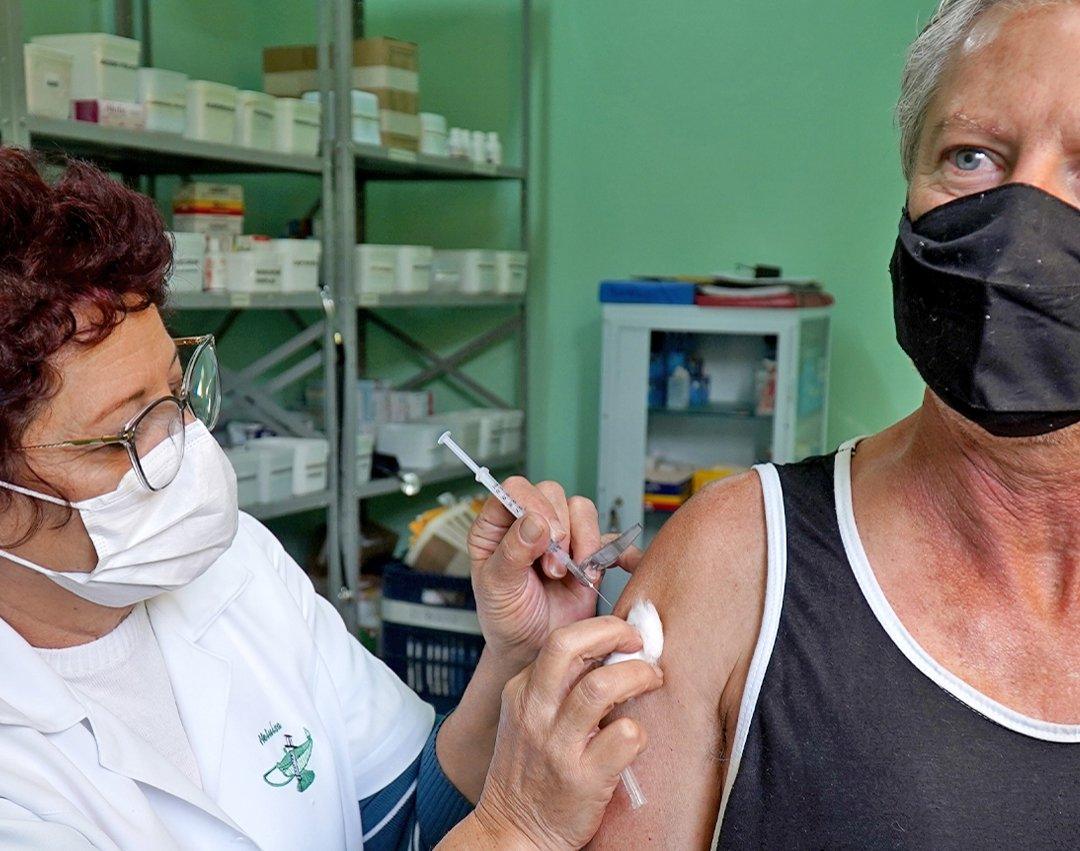 Saúde aplica 1.600 doses contra a Covid-19 e outras 690 doses contra a gripe durante ações no final de semana