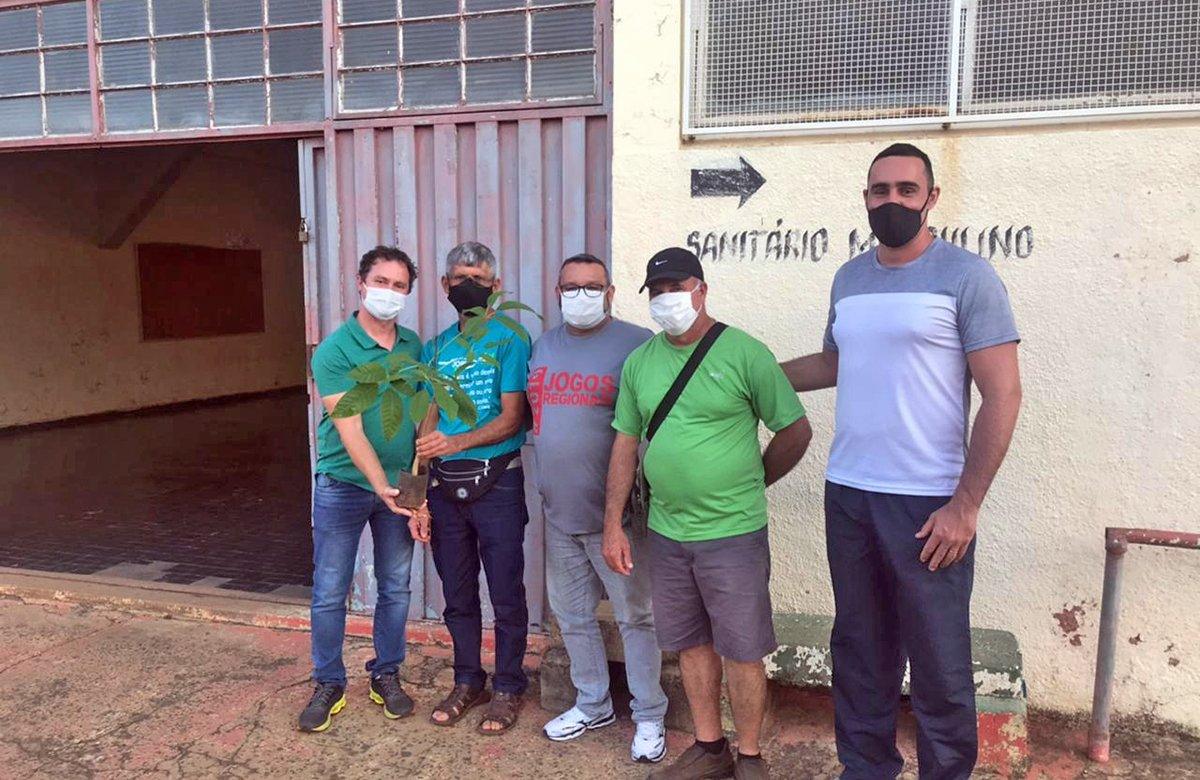 Centros esportivos de Mogi Guaçu recebem plantio de árvores nativas