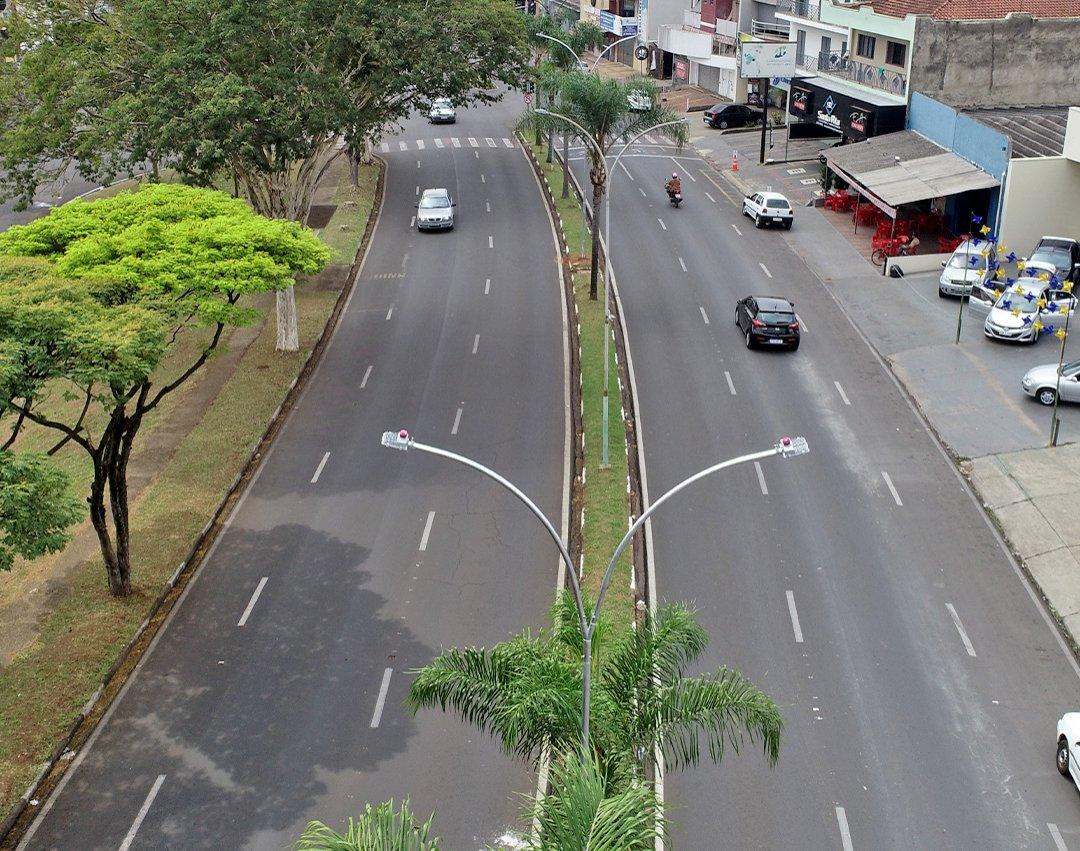 Avenida dos Trabalhadores tem sistema de iluminação substituído com novas luminárias de LED